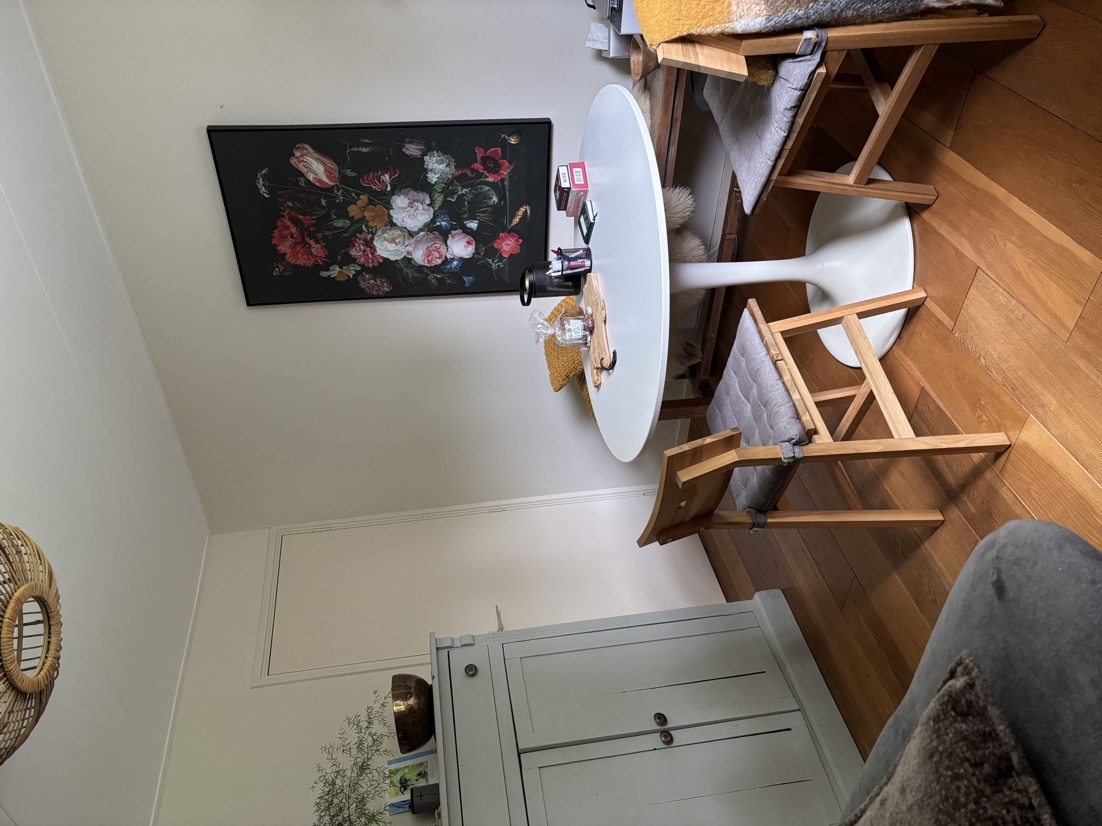 Ruimte in Julia’s praktijk met tafel en stoelen